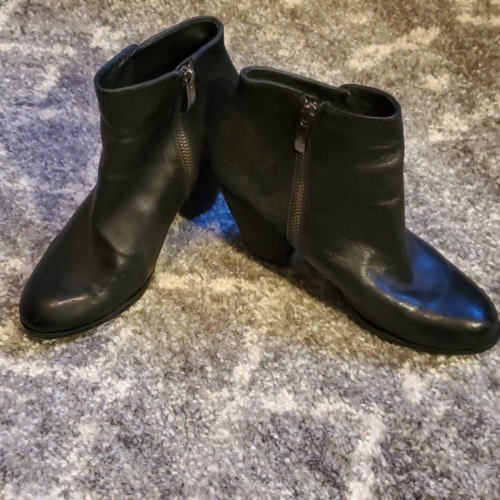 Vince Camuto Black Leather & Suede Bootie. Sz 6.5